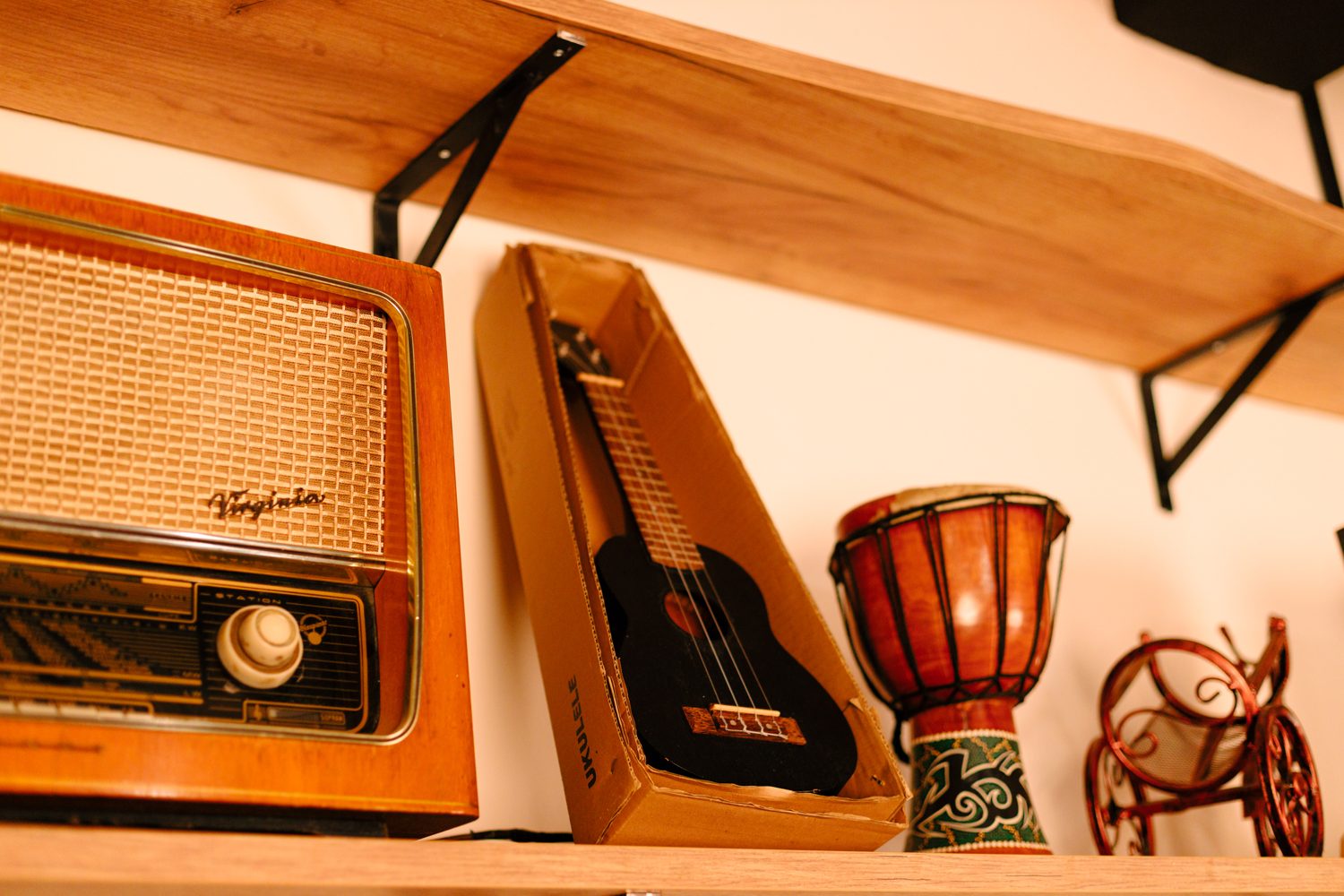 Vintage radio and ukulele on the shelf