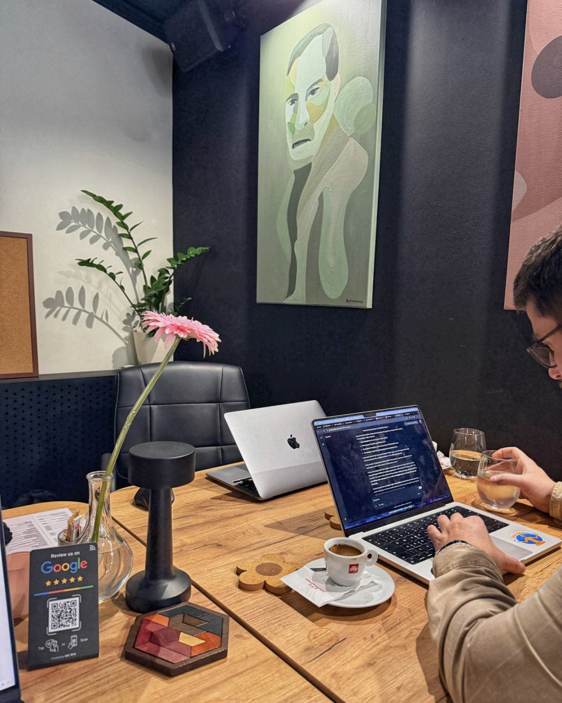 Laptop and coffee at a RABOTEKA table